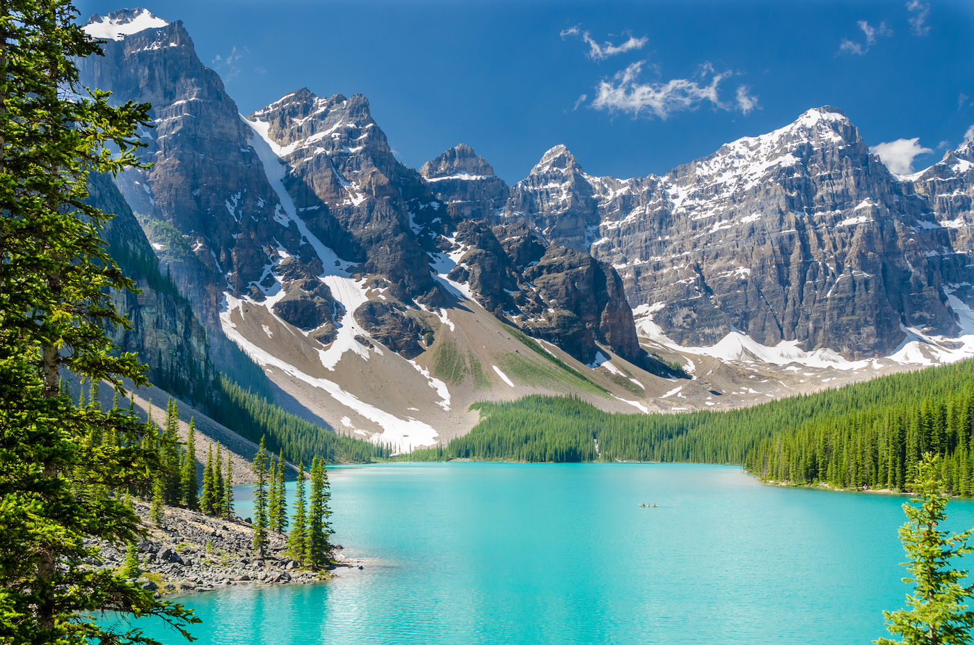Majestátní horské jezero v Kanadě.